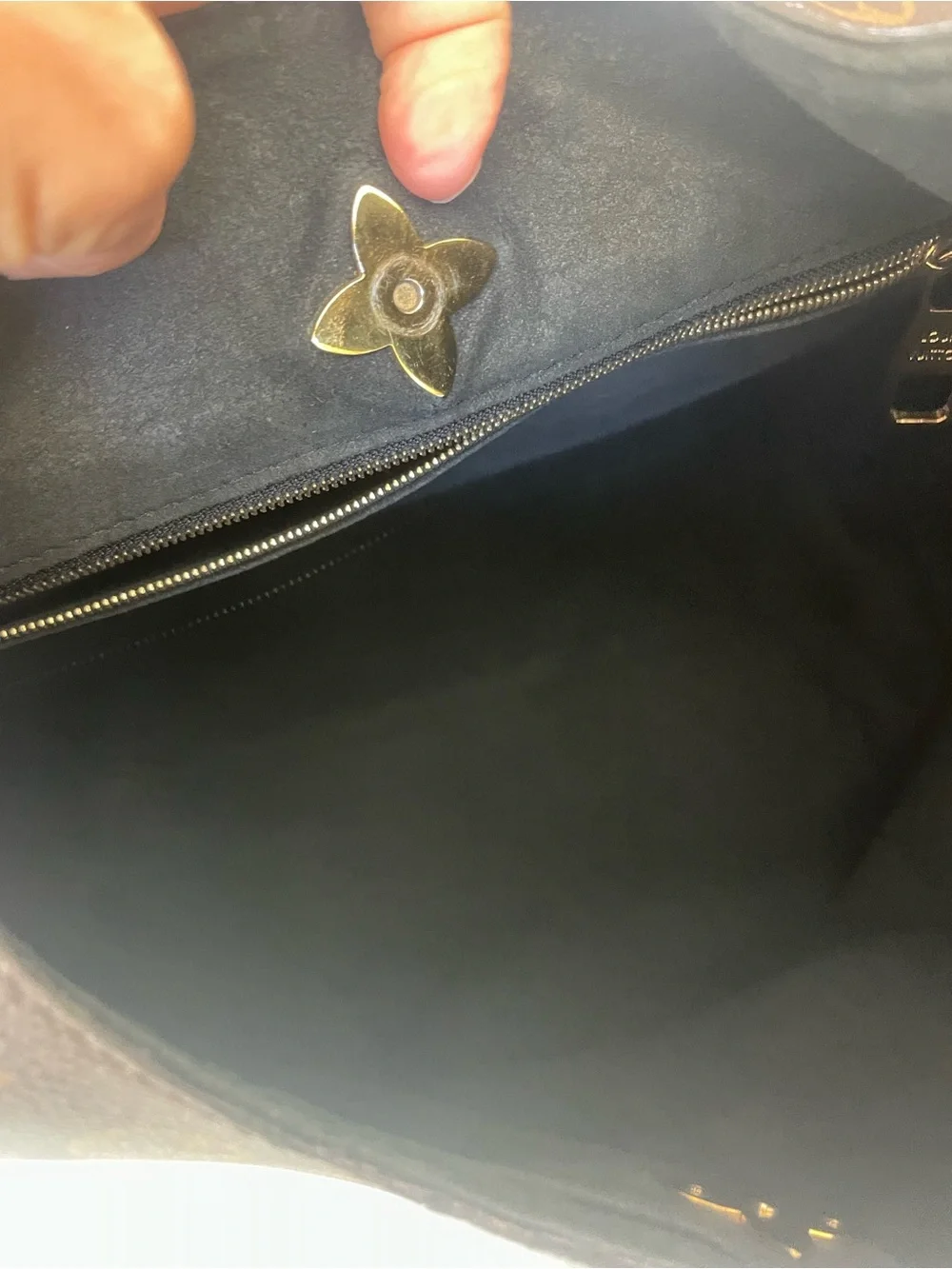🪷authentic Louis Vuitton flower hobo with lock and key.